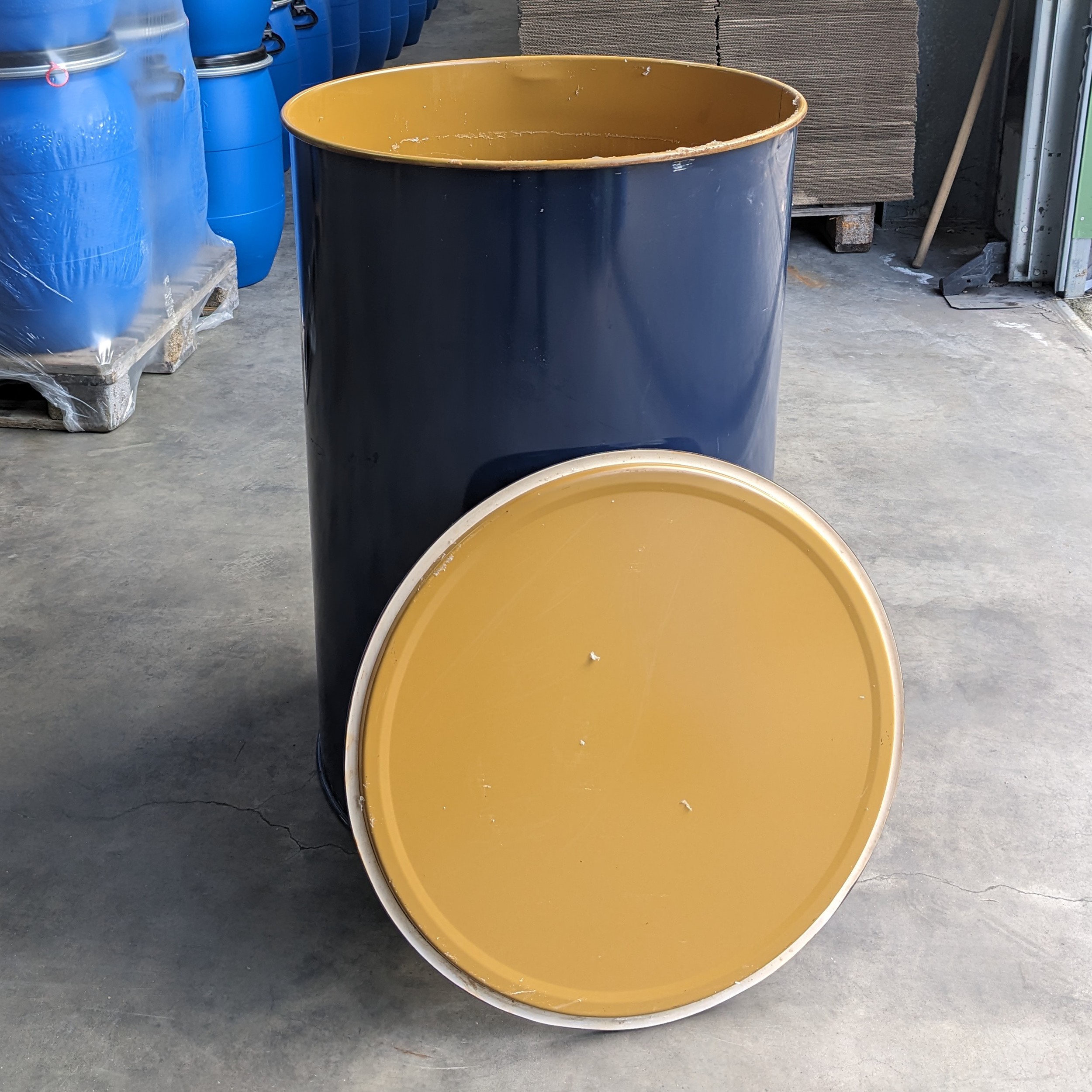 23039_1a Deckelfass 200 Liter gebraucht