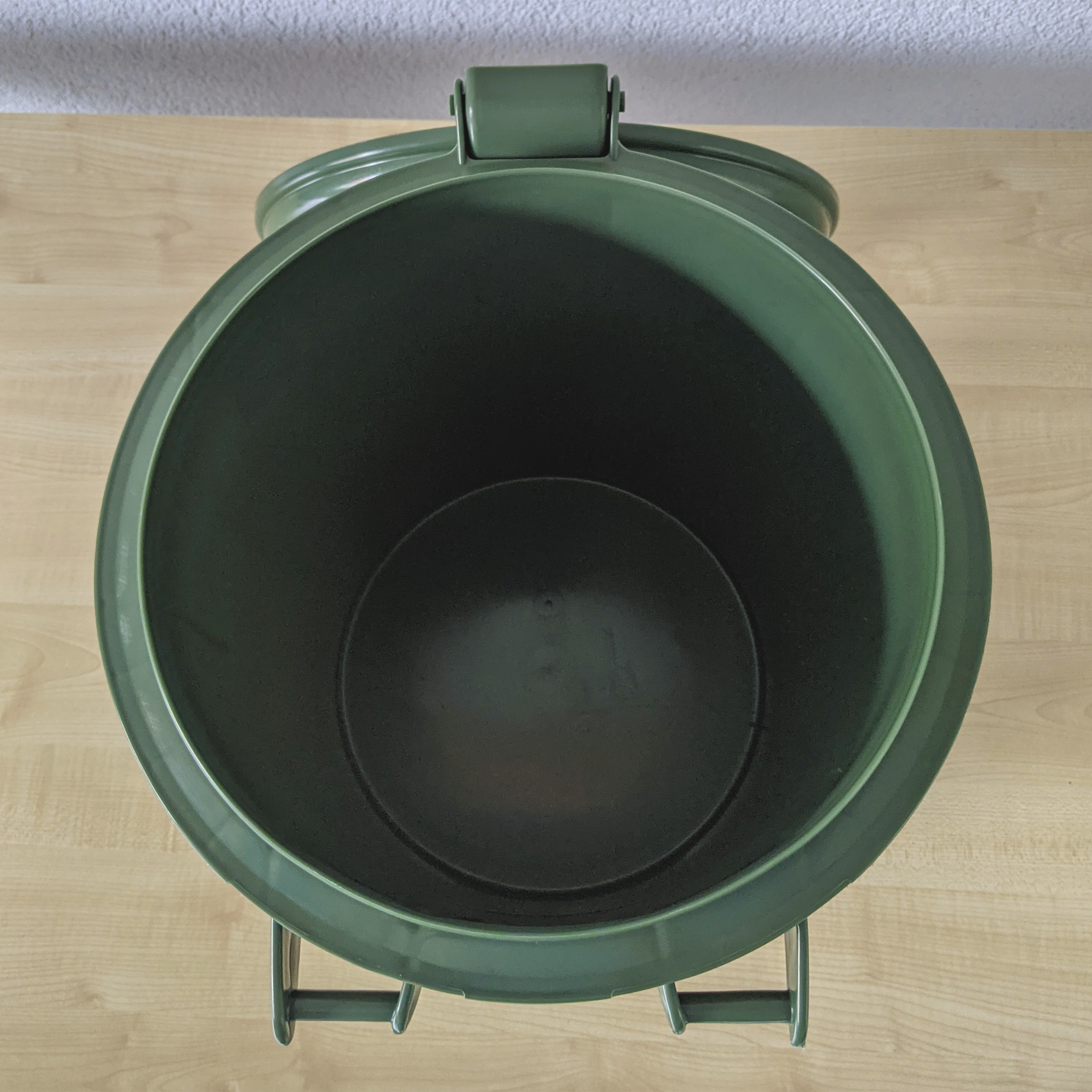 PXL_20230731_084907436 SME 35 Grün Mülleimer Retrodesign Plastik