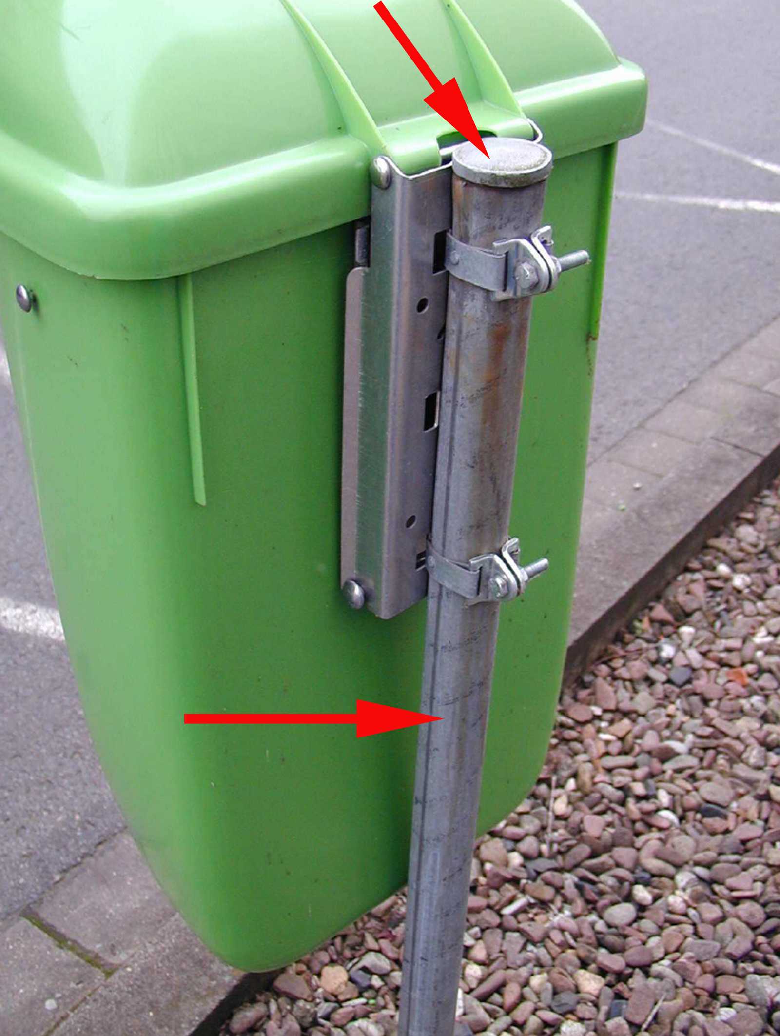 Befestigungsrohr verzinkt mit Abdeckkappe für Papierkorb