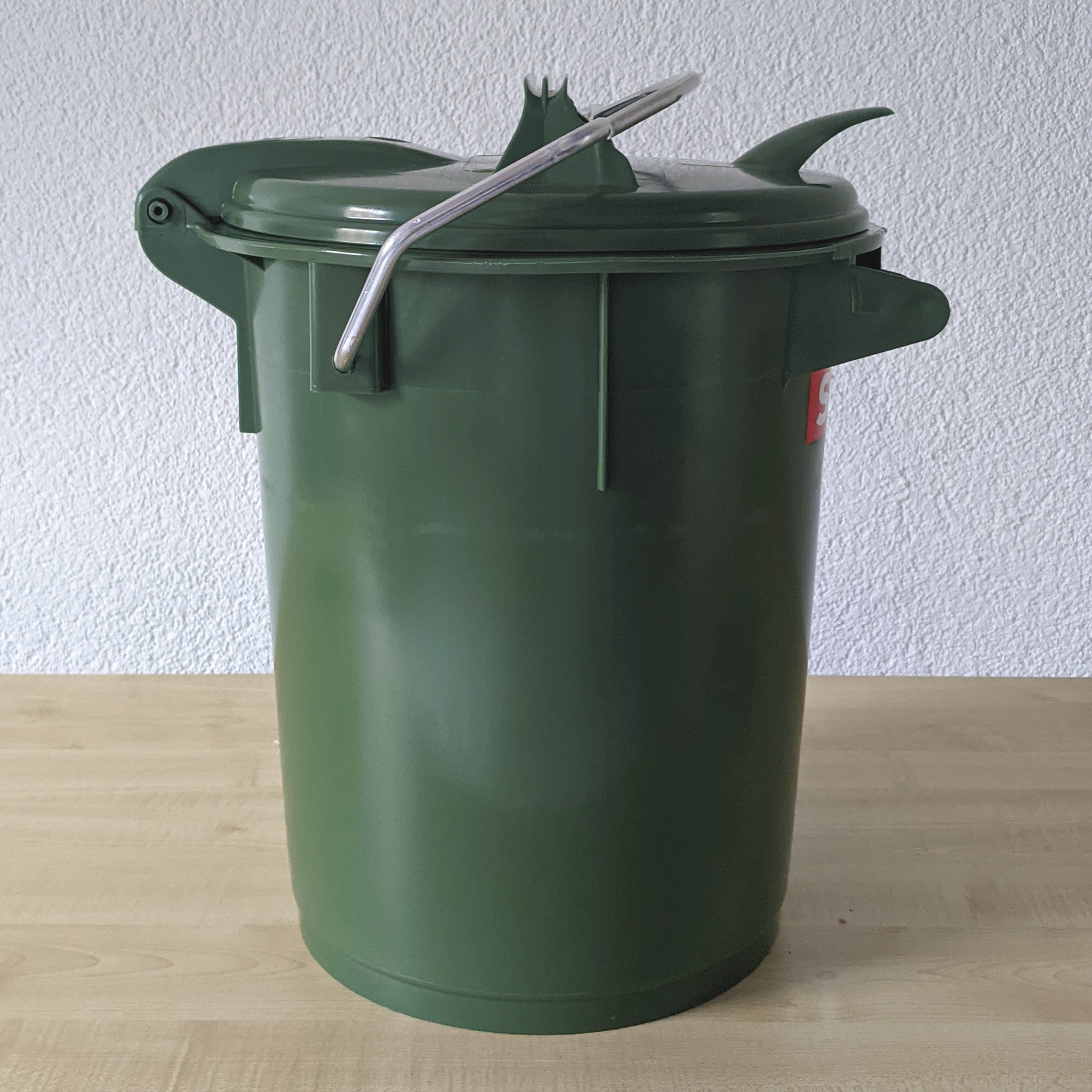 PXL_20230731_0847002937o7P7tUC3FTAY SME 35 Grün Mülleimer Retrodesign Plastik